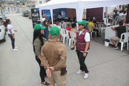 Proyecto. Gema Vivas está encargada de la seguridad de las puertas en Samanes 1, donde se han colocado rejas para contener a la delincuencia.