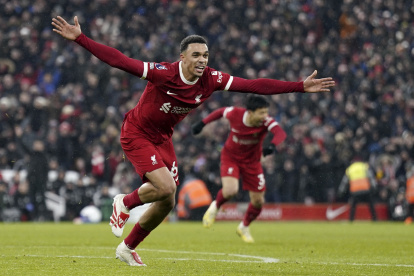 Liverpool (United Kingdom), 03/12/2023.- Trent Alexander-Arnold of Liverpool celebrates after scoring the 4-3 leading goal during the English Premier League soccer match between Liverpool FC and Fulham FC, in Liverpool, Britain, 03 December 2023. (Reino Unido) EFE/EPA/TIM KEETON EDITORIAL USE ONLY. No use with unauthorized audio, video, data, fixture lists, club/league logos, "live" services or NFTs. Online in-match use limited to 120 images, no video emulation. No use in betting, games or single club/league/player publications.
