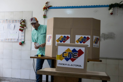 .El dirigente opositor Henrique Capriles participa en el referéndum consultivo por El Esequibo.