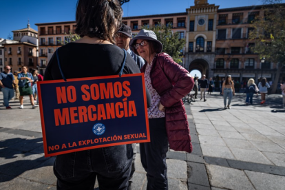 España. Una mujer luce un cartel en el que se puede leer “No somos mercancía. No a la explotación sexual”.