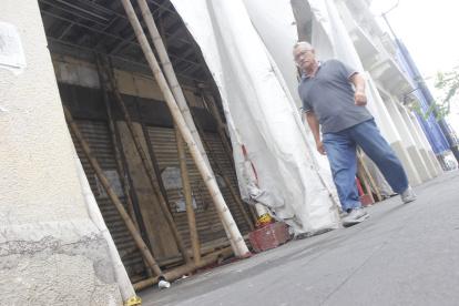 En algunos edificios hay cañas caídas y la tolda está rota