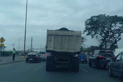 Un camión circulaba sin cobertor la mañana del sábado sobre la avenida Samborondón, ante la pasividad de un agente de tránsito.