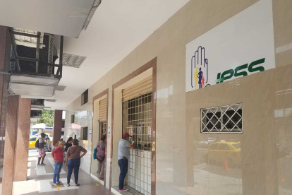 Salud. Afiliados y familiares retiran medicamentos en la farmacia del centro de especialidades Letamendi.