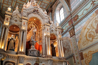 Esteban Pacuruco muestra parte de los faroles que serán colocados en el festival que se desarrollará el jueves.