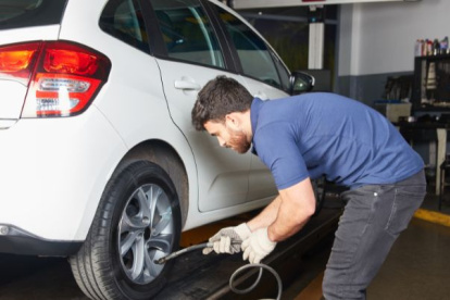 La Resolución 008-DIR-2017-ANT establece sanciones económicas para quienes no cumplan con la matriculación vehicular y la Revisión Técnica Vehicular (RTV).