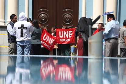 Representantes de algunos centros educativos del Guayas se reunieron en la plaza San Francisco antes de ir a la gobernación.