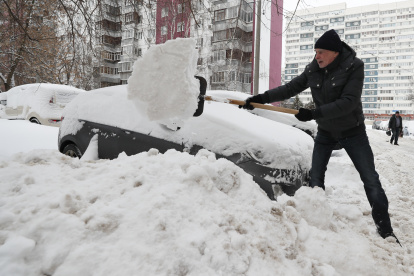 Un hombre palea nieve después de una Nevada en Moscú (Rusia), este 4 de diciembre de 2023.