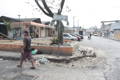 Evidencia. Los vecinos evitan pasar cerca de la esquina afectada.