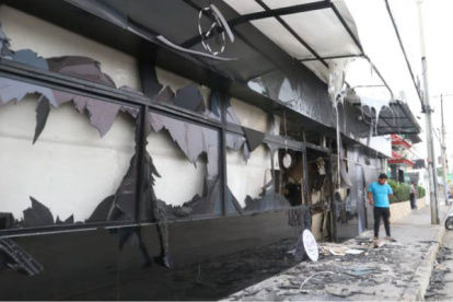 Atentado. El centro nocturno quedó en mal estado tras la explosión.