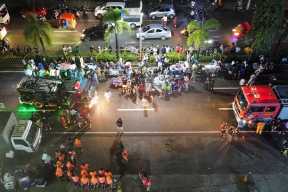 El sábado 2 de diciembre de 2023 se observa en la ciudad de Butuan cuando rescatistas atienden a heridos después del terremoto de magnitud 7.7.