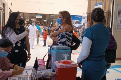 Las autoridades locales de Salud han instalado brigadas de vacunación contra la COVID-19 y la influenza, ante el incremento de casos.