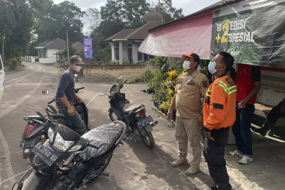 Funcionarios locales observan la erupción del Monte Marapi en Nagari Lasi, Agam, Sumatra Occidental, Indonesia, el 3 de diciembre de 2023