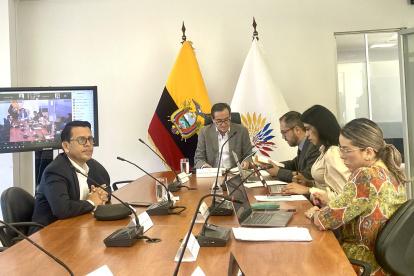 Sesión. Varios de los integrantes de la Comisión de Justicia.