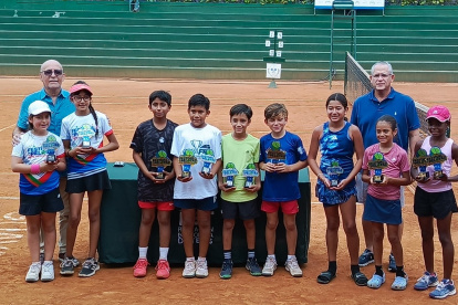 Participantes y finalistas del Festival de Pelotas Verdes (10 años) en Guayaquil.