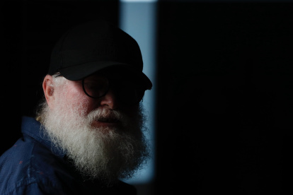 Suárez (Colombia). Leopoldo Durán, nuevo jefe negociador de la disidencia de las FARC, posa para una fotografía durante una rueda de prensa, hoy en Suárez (Colombia).