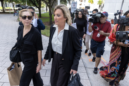 Karla Wittkop Rocha (i), esposa del exdiplomático estadounidense que sirvió como embajador de Estados Unidos en Bolivia, Manuel Rocha, y Jacqueline Arango (d), abogada de Manuel, salen del edificio de Justicia Federal James Lawrence King.