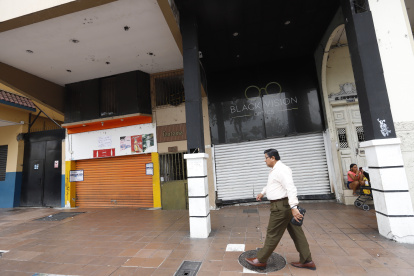 Riesgo. En la 9 de Octubre y Esmeraldas una estructura se ha hundido y genera peligro a la comunidad.