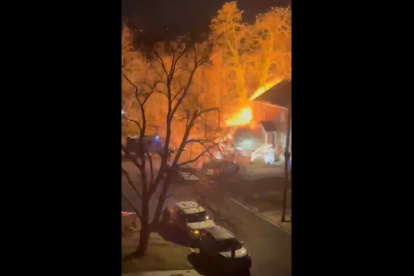 Esta imagen es capturada de un un video que circula en redes sociales se puede escuchar y ver el fuerte estallido y cómo la casa queda en llamas tras la explosión.