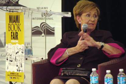 Fotografía del 15 de noviembre de 2009 en la que se observa a Juanita Castro, hermana del actual presidente de Cuba, Raúl Castro, y del líder histórico Fidel Castro, al presentar su publicación "Fidel y Raúl, mis hermanos: la historia secreta" en la Feria Internacional del Libro en Miami (FL, EEUU).