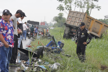 En la vía quedaron esparcidas piezas de los vehículos pesados.