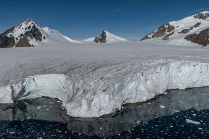 Según los científicos, cada año la Antártica está experimentando una disminución récord en su tamaño.