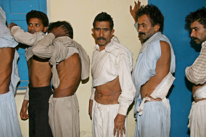 Pistas. Hombres paquistaníes que vendieron sus riñones obligados.