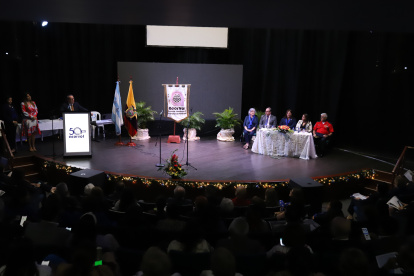 Acto. En una sala se realizó la sesión solemne por los 50 años de fundación.