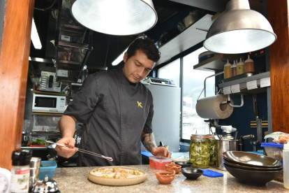 Andrés Morales, de X lo Alto, evita intermediarios para adquirir sus insumos de productores locales.