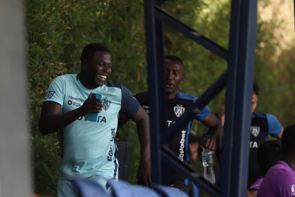 El arquero Moisés Ramírez llegó con una gran sonrisa y bailando al entrenamiento de los rayados.