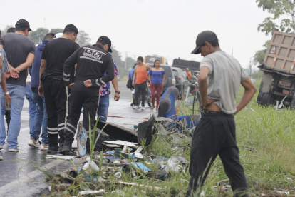 Actos. La limpieza del lugar demoró varias horas después del siniestro, familiares de víctimas fueron al sitio.