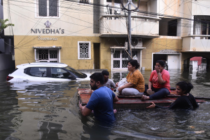 Chennai (India).-Residente de esta ciudad son rescatados para ser reubicados luego de las subidas de las aguas por el fuerte temporal.