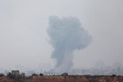 Una nube de humo se levanta de un lugar indeterminado del centro de la Franja de Gaza, acosada por incesantes ataques israelíes.