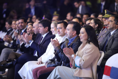 El presidente de la República, Daniel Noboa; junto a su esposa (Lavinia Valbonesi), y el alcalde de Quito (Pabel Muñoz).