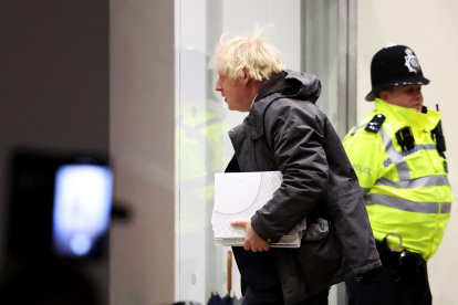 El ex primer ministro británico Boris Johnson llega al edificio donde se lleva a cabo la investigación sobre su gestión de la pandemia, el 6 de diciembre de 2023.