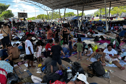 Migrantes en caravana descansan, en un módulo deportivo del municipio de Huixtla en el estado de Chiapas (México).