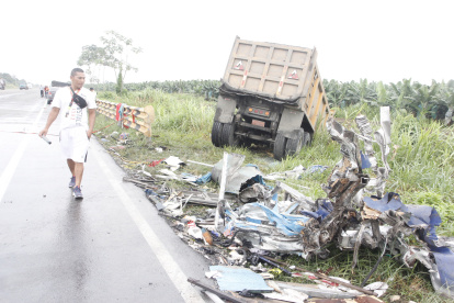 Producto del choque entre un bus interprovincial, una volqueta y un tráiler murieron siete personas, otras once están heridas.