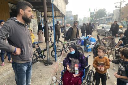“No sé a dónde puedo irme, es un desastre”, lamenta a EFE Ayad (i), un padre gazatí que lleva veinte días huyendo con su familia, primero desde la ciudad de Gaza a Jan Yunis y ahora a Rafah, en la frontera con Egipto.