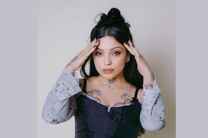 La versatilidad de Mon Laferte le permite abordar con su música lo personal y lo político, arrullar con una balada romántica o encabezar un ataque de rock duro.