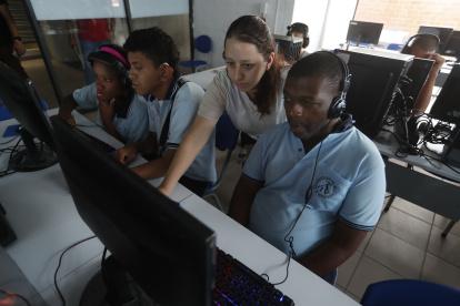 Clases. Estudiantes reciben una clase de diseño, en la Fundación Universitaria Jeison Aristizabal de Cali.