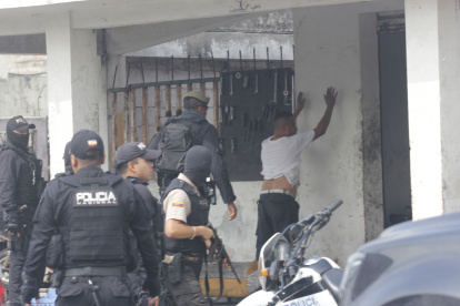 Operativos. Grupos especiales de la Policía y de las Fuerzas Armadas realizaron registros en diferentes zonas de Durán.