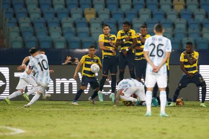 AMDEP6130. GOIANIA (BRASIL), 03/07/2021.- Lionel Messi de Argentina patea hoy el tiro libre para anotar contra Ecuador, durante un partido por los cuartos de final de la Copa América en el estadio Olímpico Pedro Ludovico Teixeira en Goiania (Brasil). EFE/Alberto Valdés Argentina - Ecuador