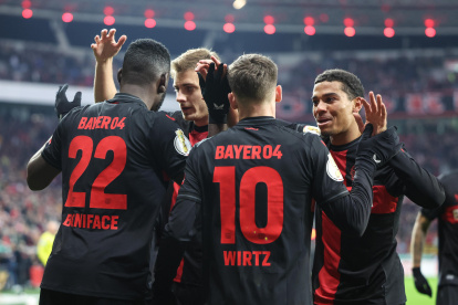 Leverkusen (Germany), 06/12/2023.- Leverkusen"s Victor Boniface (L) celebrates with his teammates after scoring the 1-0 goal during the German DFB Cup round of sixteen soccer match between Bayer 04 Leverkusen and SC Paderborn 07 in Leverkusen, Germany, 06 December 2023. (Alemania) EFE/EPA/Christopher Neundorf CONDITIONS - ATTENTION: The DFB regulations prohibit any use of photographs as image sequences and/or quasi-video.