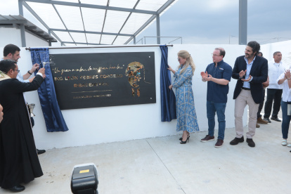 El padre Michael Lance, el alcalde Aquiles Álvarez, Liliana Febres-Cordero, Stefano Ferretti y Gonzalo Dassum durante la bendición de la placa.