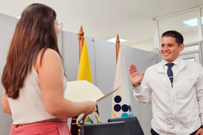 El médico Daniel Sánchez Procel jura como nuevo director ejecutivo de la Arcsa.