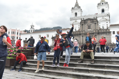 Cientos de turistas visitaron la Plaza San Francisco y sus alrededores. Los comerciantes aseguran que en estos seis días que ha funcionado el metro, los turistas han llegado con más facilidad y de forma segura.