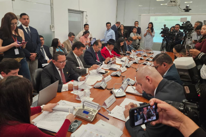 El contralor Mauricio Torres compareció a la mesa de Fiscalización.