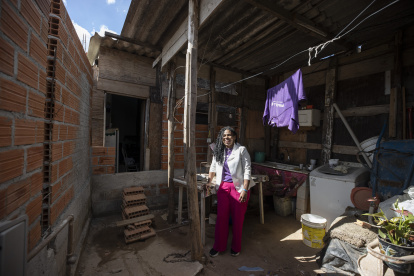 Una mujer en la Favela de los Sueños en Sao Paulo (Brasil).
