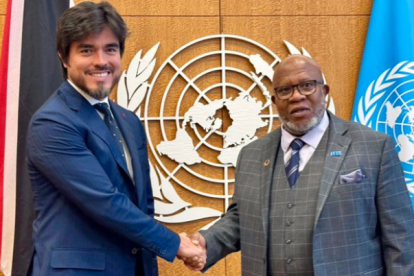 El embajador de Ecuador ante la ONU, José de la Gasca; y el presidente de la 78° Sesión de la Asamblea General de la ONU, Dennis Francis