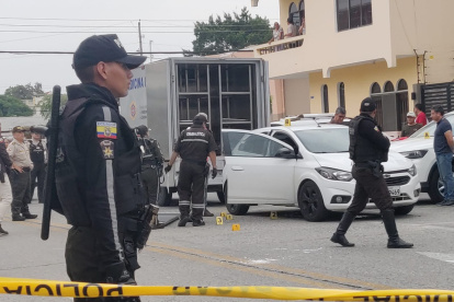 La Policía llegó al sitio del triple crimen.