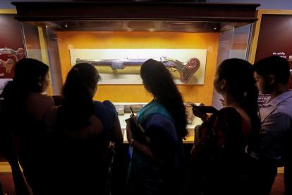 Un grupo de personas observa una de las piezas que han sido recuperadas y expuestas en un museo.